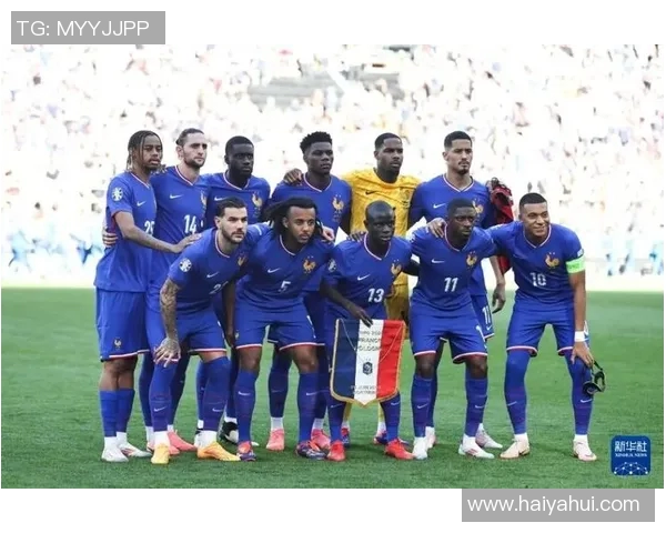 法国与波兰足球明星同框合影展现友谊与竞技精神的精彩瞬间